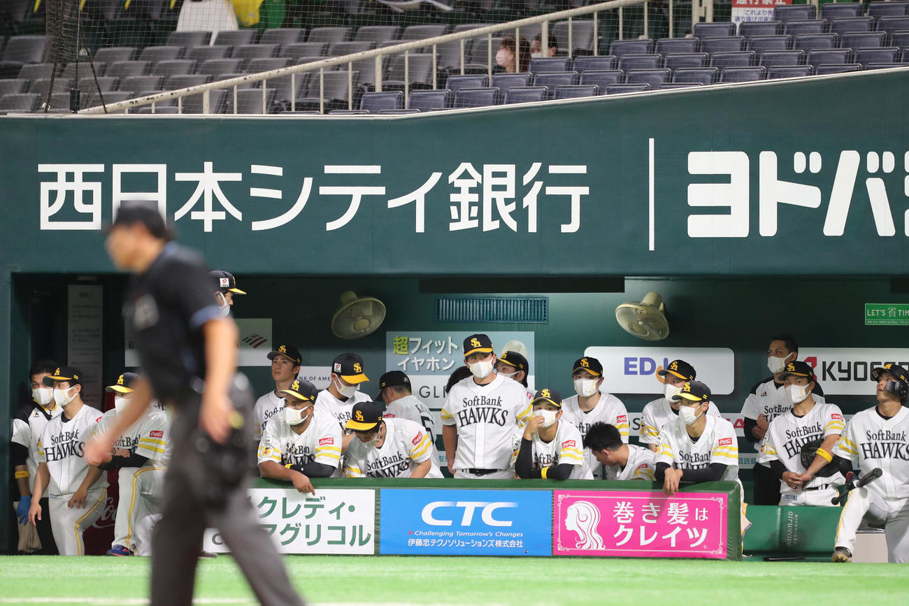 ソフトバンク対ヤクルト　打線がつながらず、元気のないソフトバンクナイン（撮影・梅根麻紀）