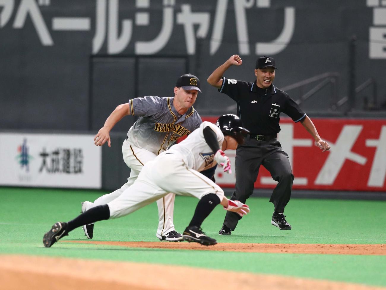 日本ハム対阪神　6回裏日本ハム1死一、二塁、サンズは西川の一直で飛び出した浅間を併殺とする（撮影・黒川智章）