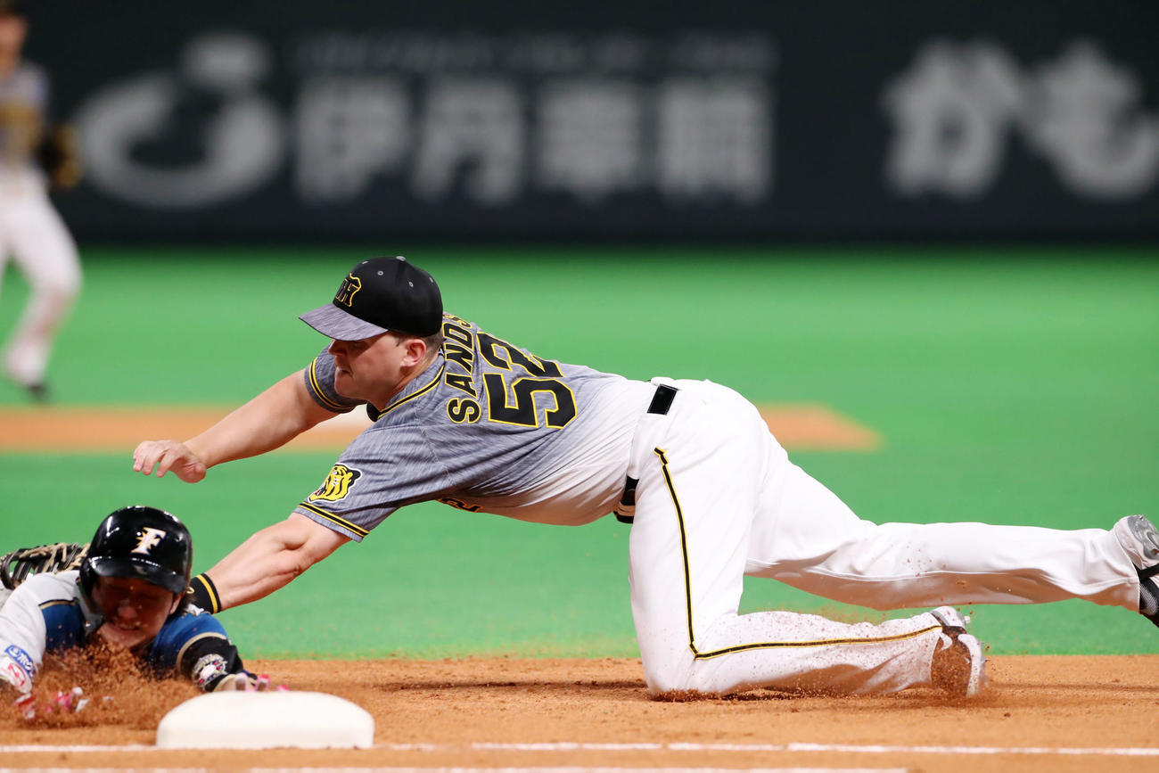 日本ハム対阪神　6回裏日本ハム1死一、二塁、サンズは西川の一直で飛び出した浅間を併殺とする（撮影・加藤哉）