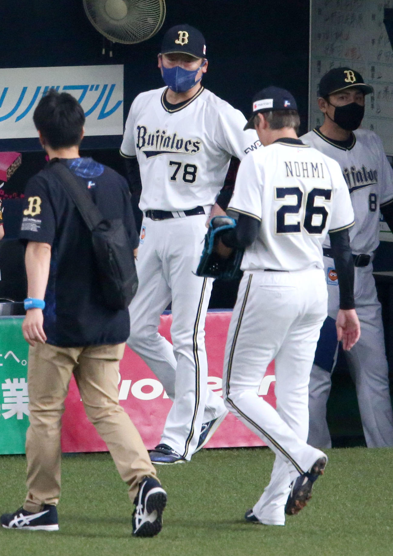 オリックス対巨人　7回表巨人2死一塁、中嶋監督（左から2人目）は松原から投手強襲内野安打で足を痛めた能見（手前右）を心配そうに見る（撮影・上山淳一）