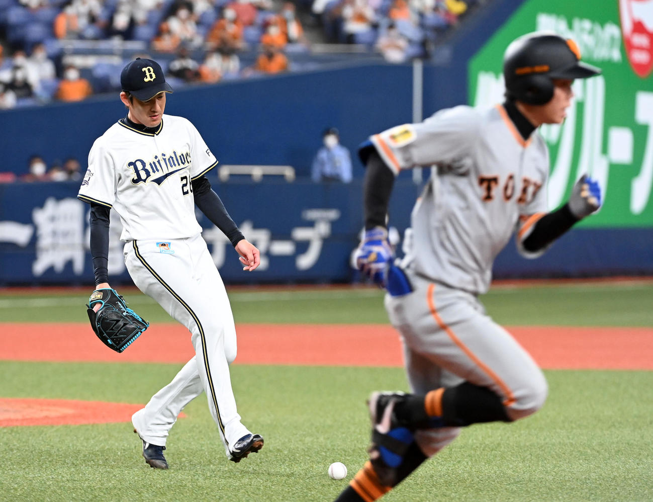 オリックス対巨人　7回表巨人2死一塁、松原の打球を受けた能見（撮影・前岡正明）