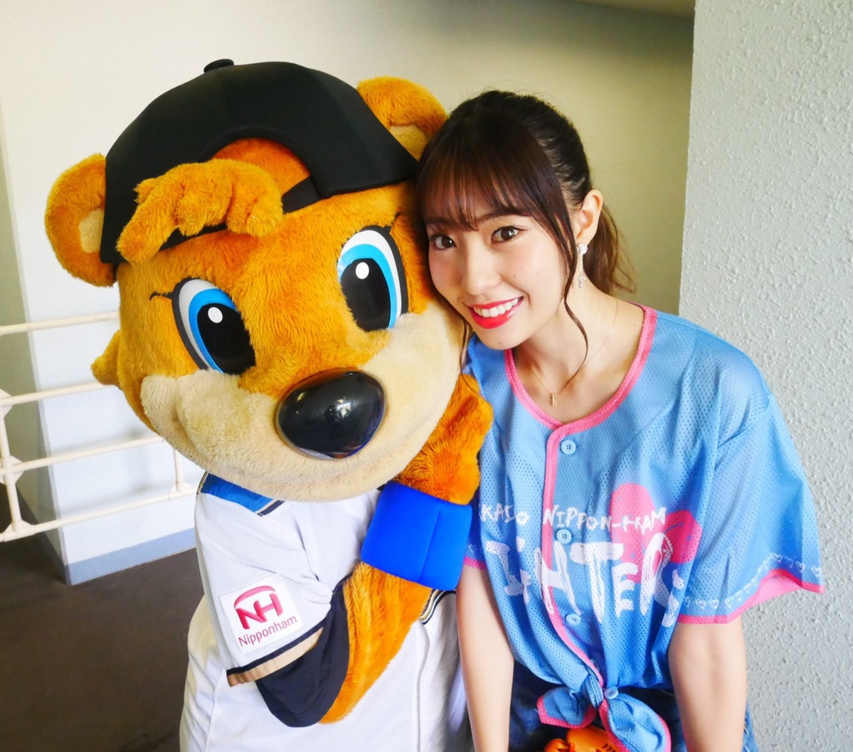 カビーと写真に納まる藤江れいな