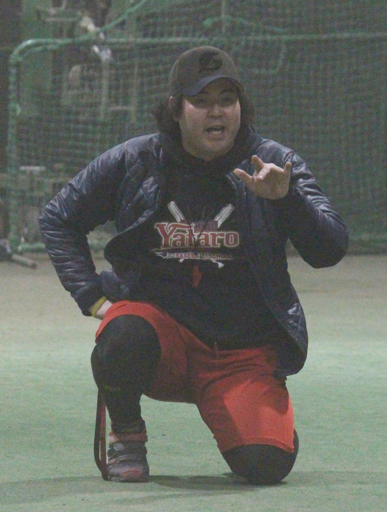 野球スクールで指導する坂元弥太郎さん＝２０２１年１月20日