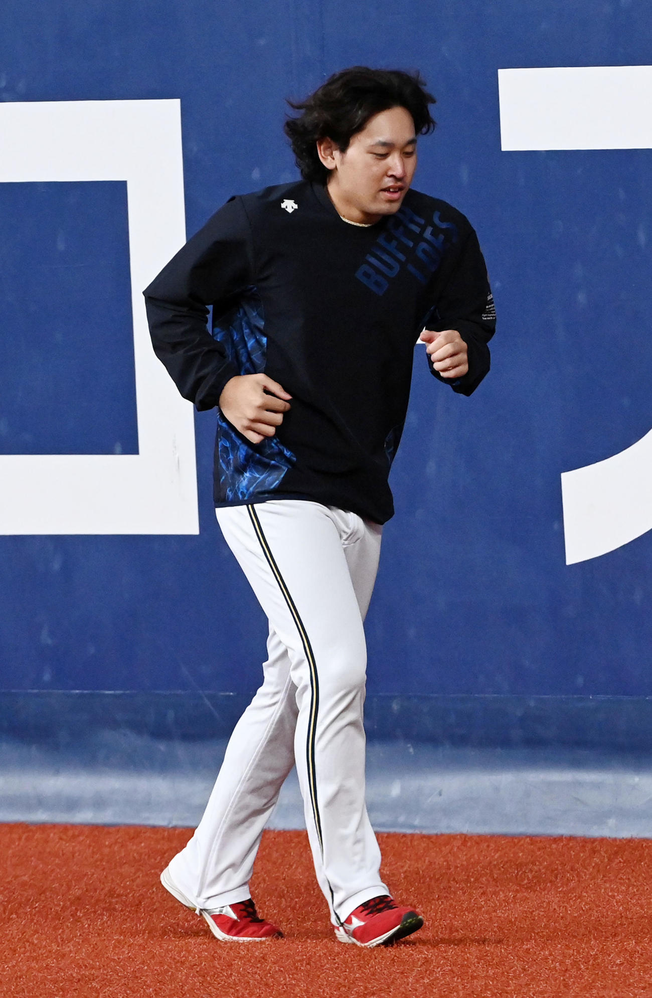 10日　オリックス対巨人　外野を走る宮城（撮影・前岡正明）