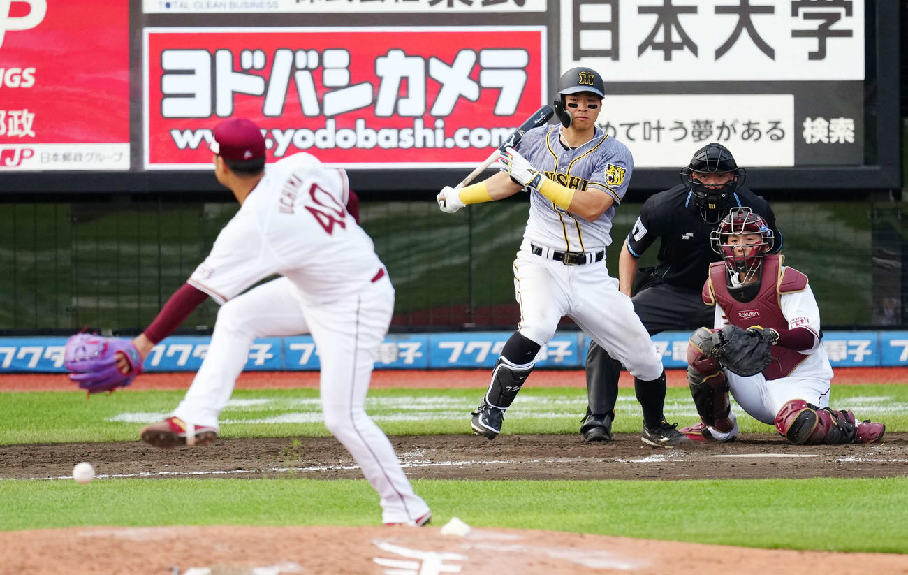 楽天対阪神　9回表阪神無死、中前打を放つ佐藤輝。投手内間（撮影・江口和貴）