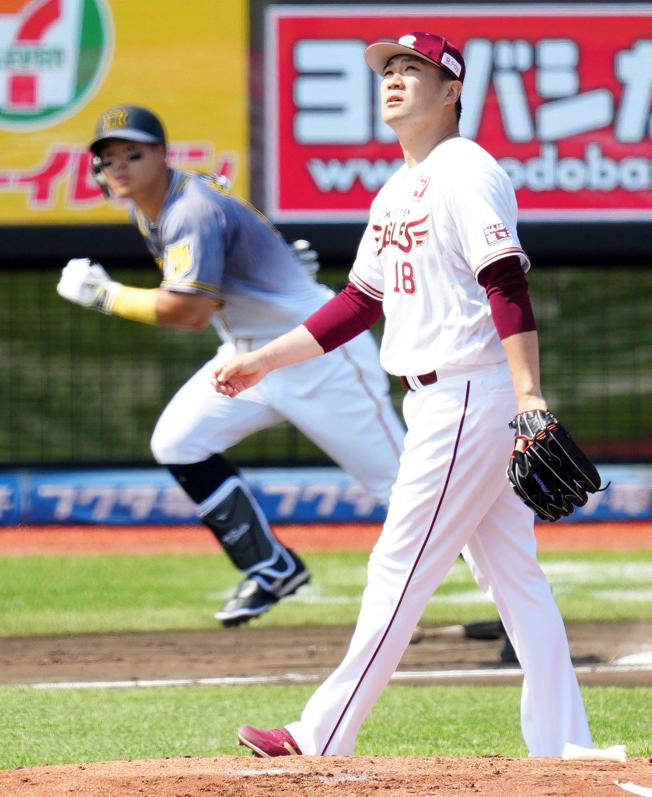 楽天対阪神　2回表阪神1死、佐藤輝（後方）を中飛に仕留める田中将（撮影・江口和貴）