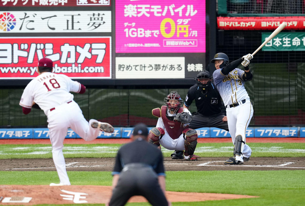 楽天対阪神　4回表阪神2死一塁、右越えに先制2点本塁打を放つ大山。投手田中将（撮影・江口和貴）