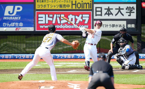 楽天対阪神　1回裏楽天2死一塁、右前打を放つ島内（撮影・江口和貴）
