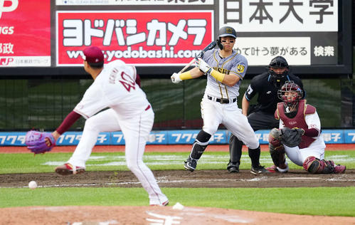 楽天対阪神　9回表阪神無死、中前打を放つ佐藤輝。投手内間（撮影・江口和貴）