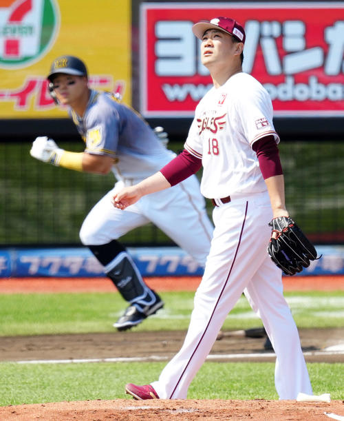 楽天対阪神　2回表阪神1死、佐藤輝（後方）を中飛に仕留める田中将（撮影・江口和貴）