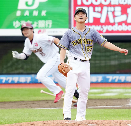 楽天対阪神　4回裏楽天1死、島内（後方）にソロ本塁打を浴びる伊藤将（撮影・江口和貴）