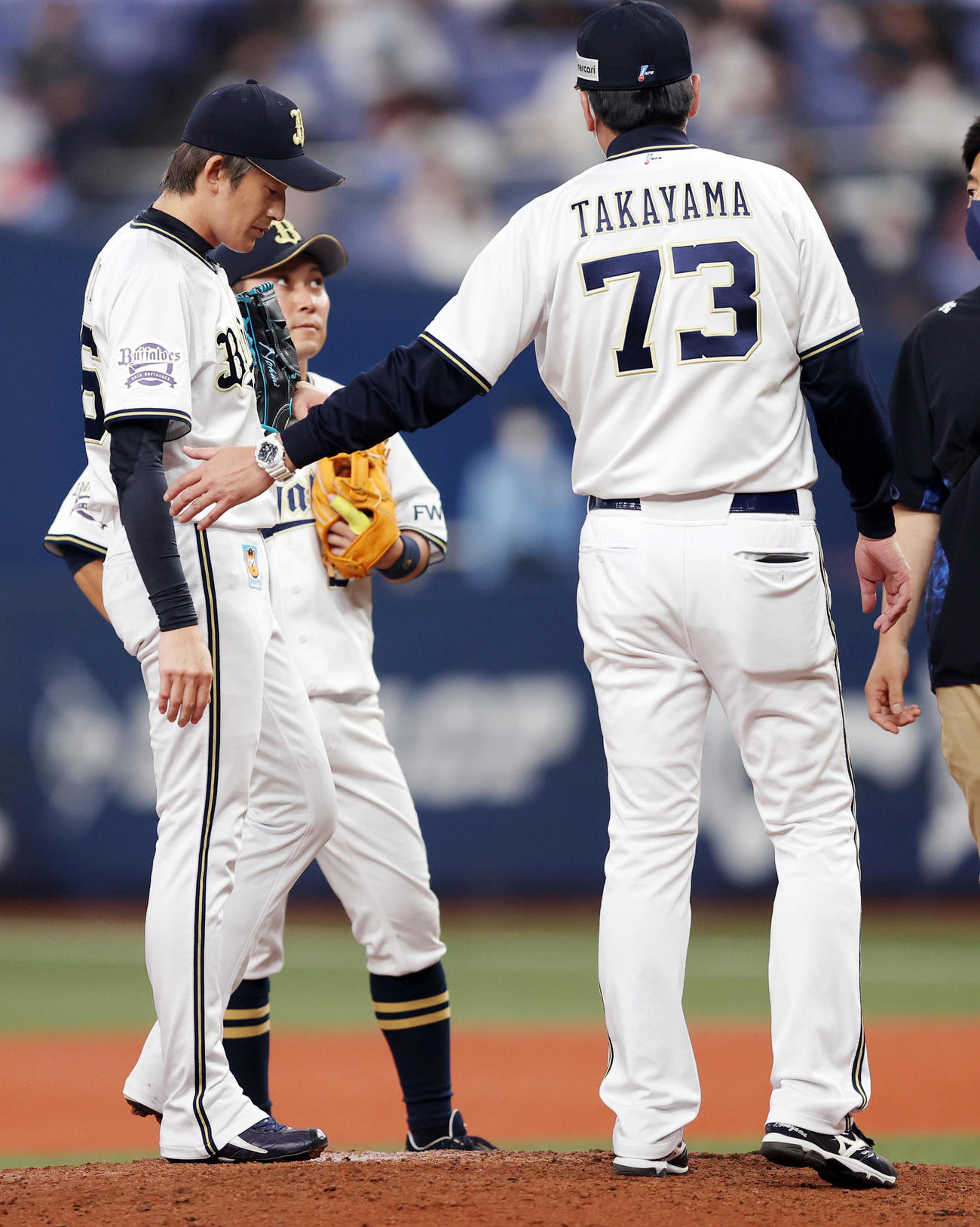 10日、巨人松原の打球が左足に当たり、負傷交代する能見篤史（左）