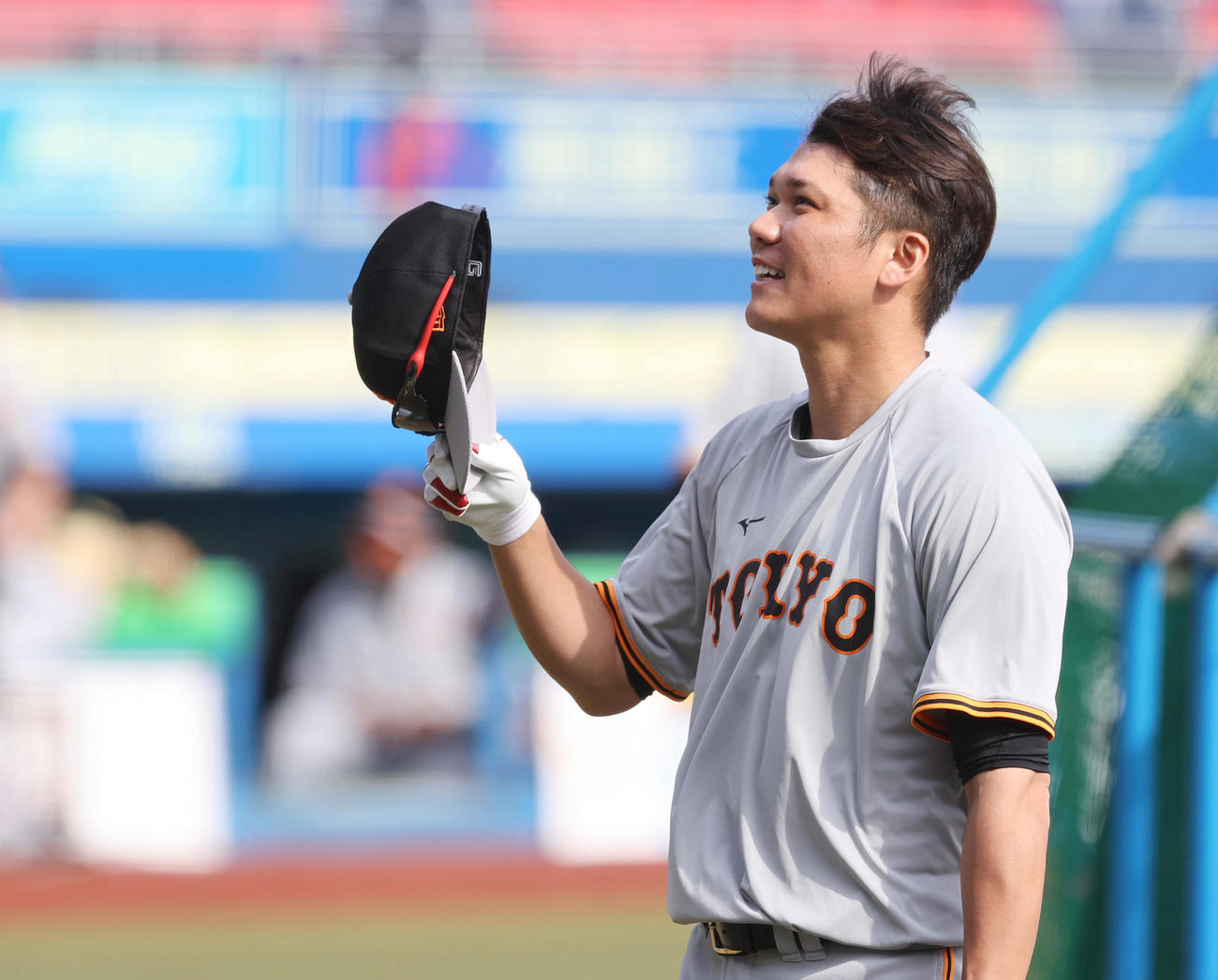ロッテ対巨人　試合前、スタンドの中畑氏に笑顔であいさつする巨人坂本勇（撮影・垰建太）