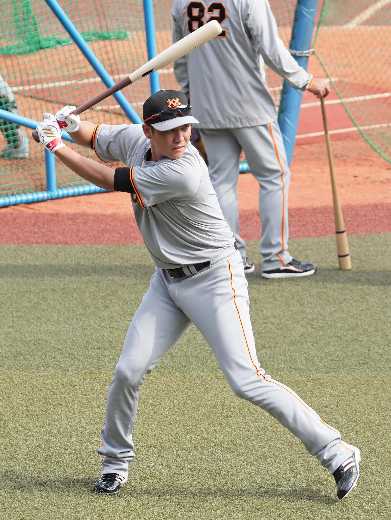 合流し、試合前の練習に臨む巨人坂本（撮影・足立雅史）