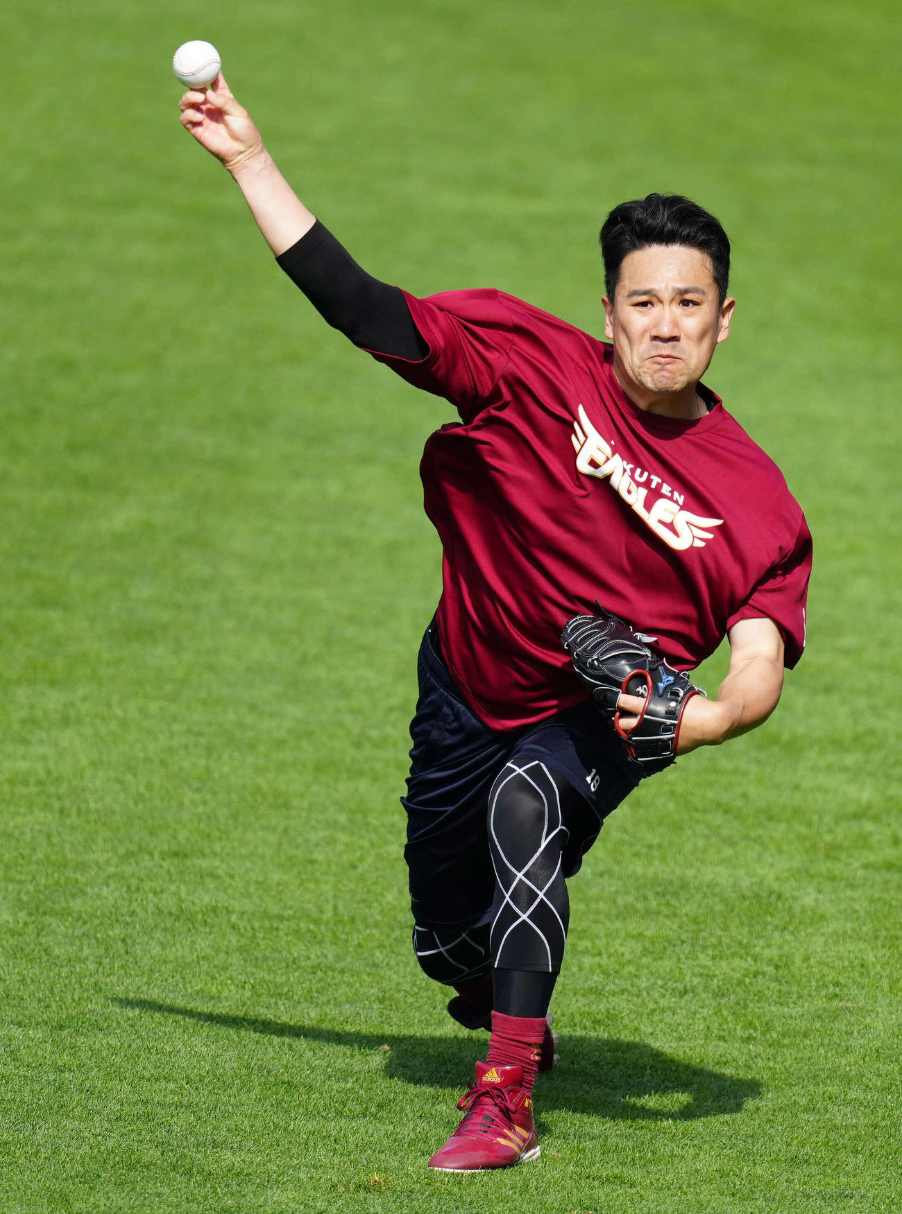 楽天対阪神　試合前練習で投球する楽天田中将（撮影・江口和貴）