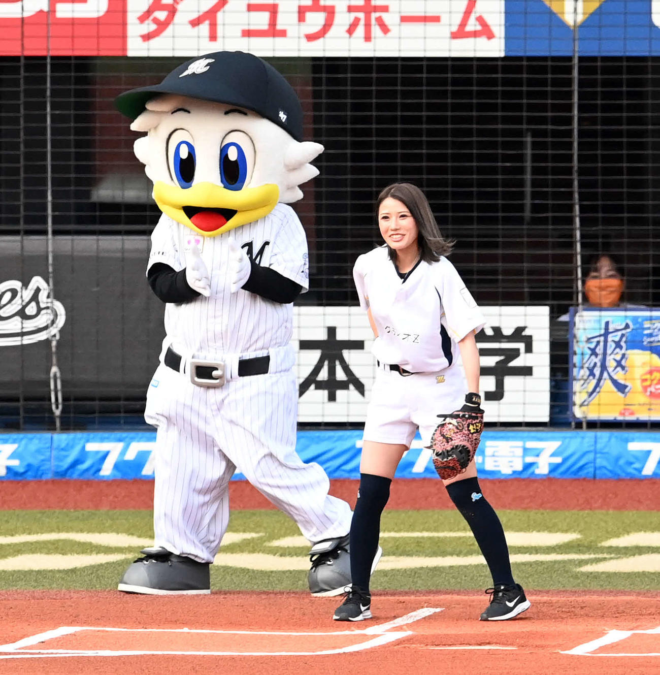 ロッテ対巨人　ロッテのファーストピッチセレモニーに捕手として登場したYoutuberの「めいちゅん」（撮影・たえ見朱実）