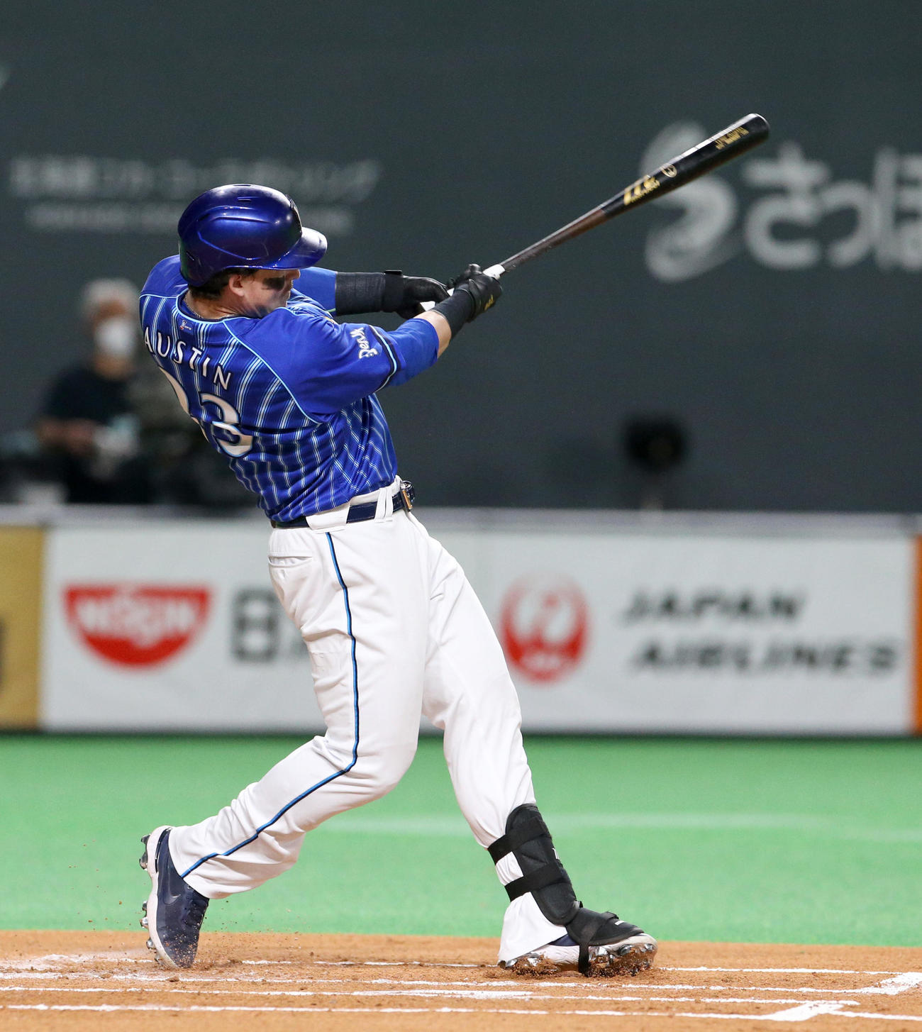 日本ハム対DeNA 1回表DeNA2死三塁、オースティンは先制となる左越え2点本塁打を放つ（撮影・佐藤翔太）