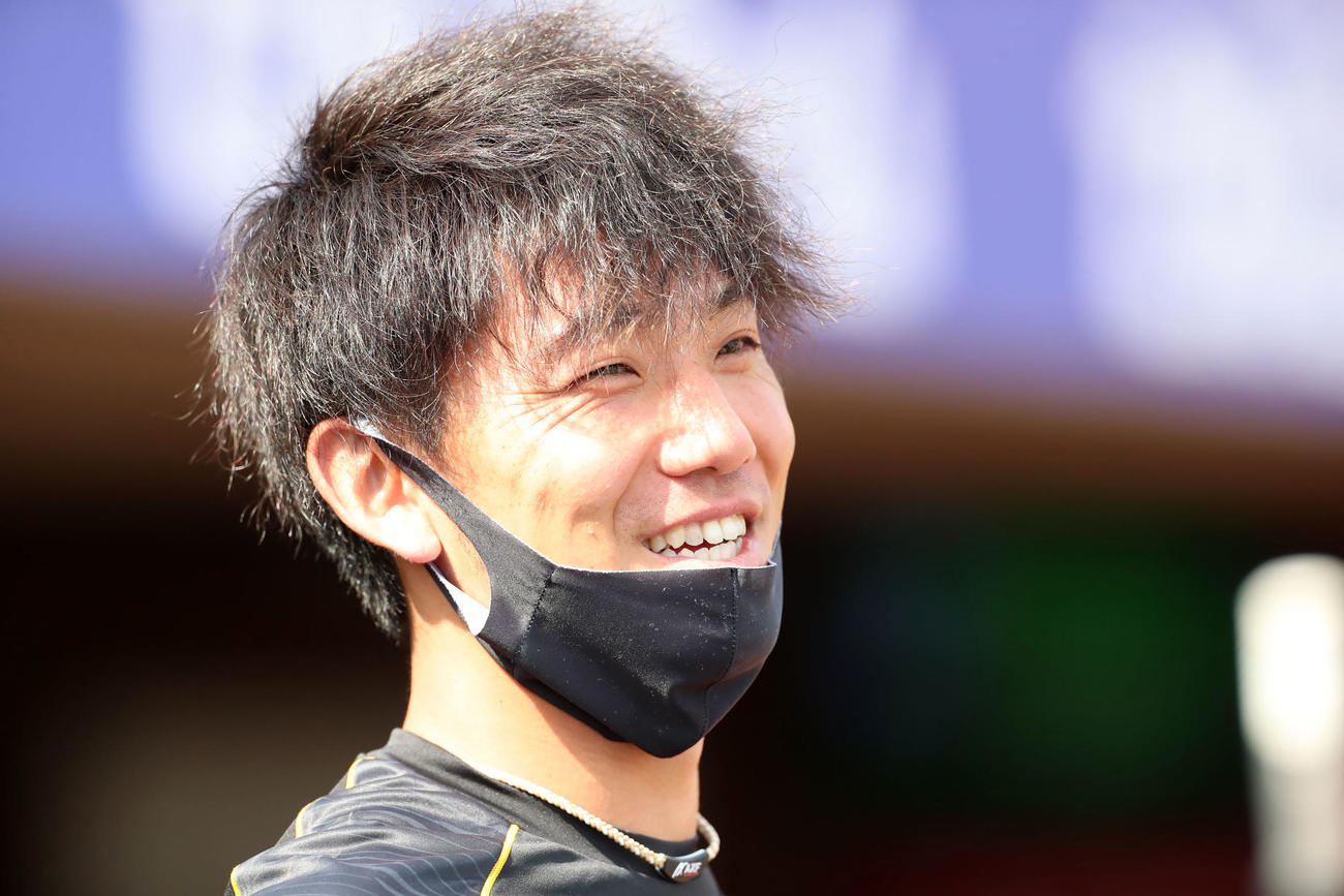 楽天対阪神　笑顔を見せる伊藤将（撮影・加藤哉）