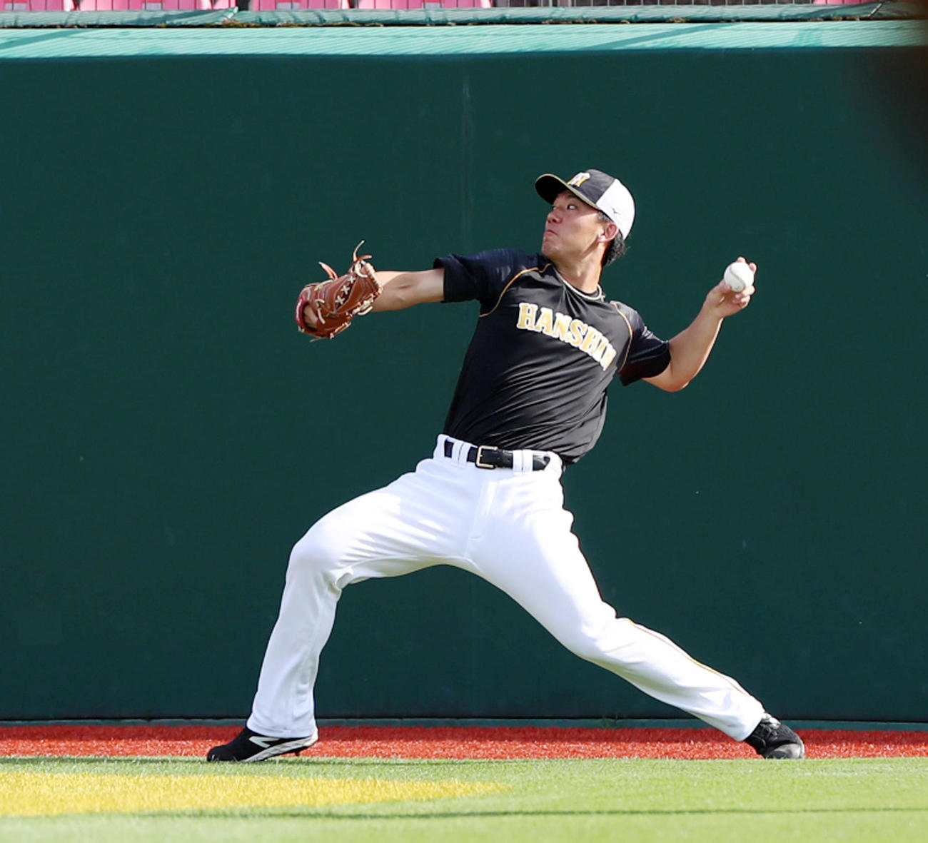 楽天対阪神　キャッチボールする伊藤将（撮影・加藤哉）