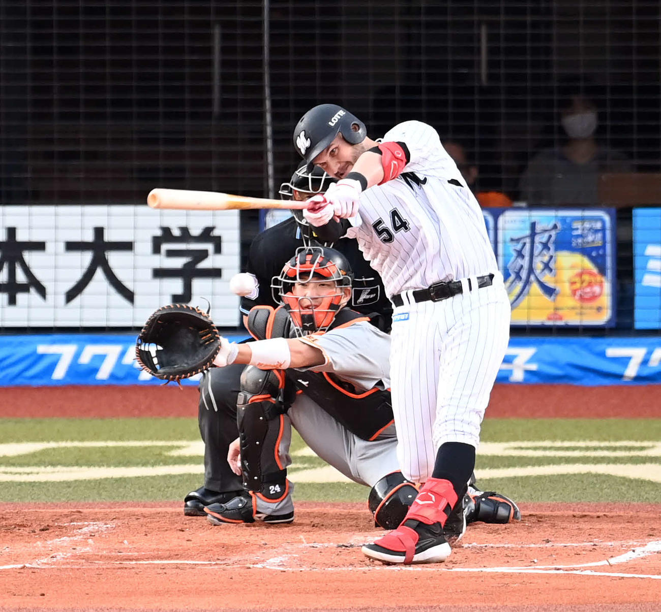 ロッテ対巨人　1回裏ロッテ2死一、二塁、先制の適時打を放つレアード（撮影・たえ見朱実）