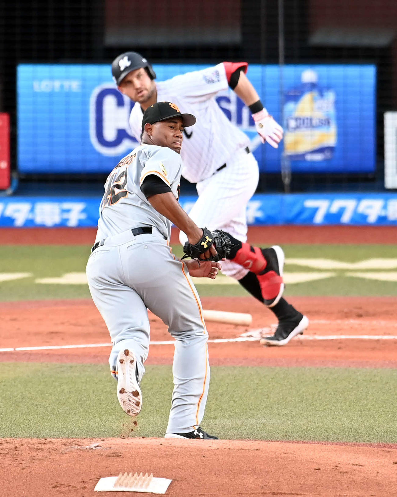ロッテ対巨人　1回裏ロッテ2死一、二塁、レアードに先制適時打を許すメルセデス（撮影・たえ見朱実）