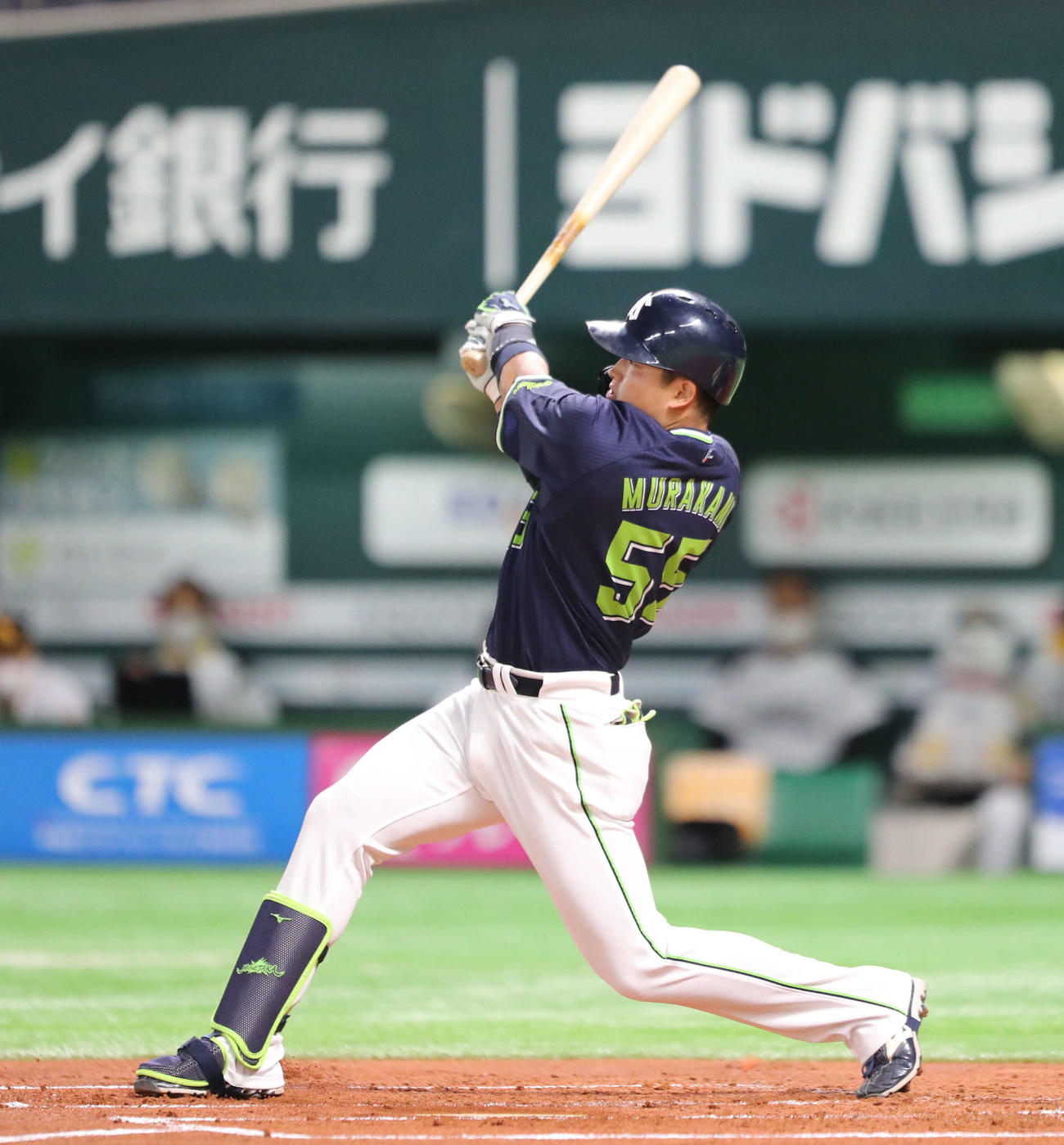 ソフトバンク対ヤクルト　2回表ヤクルト無死、村上は右越えに先制本塁打を放つ（撮影・梅根麻紀）
