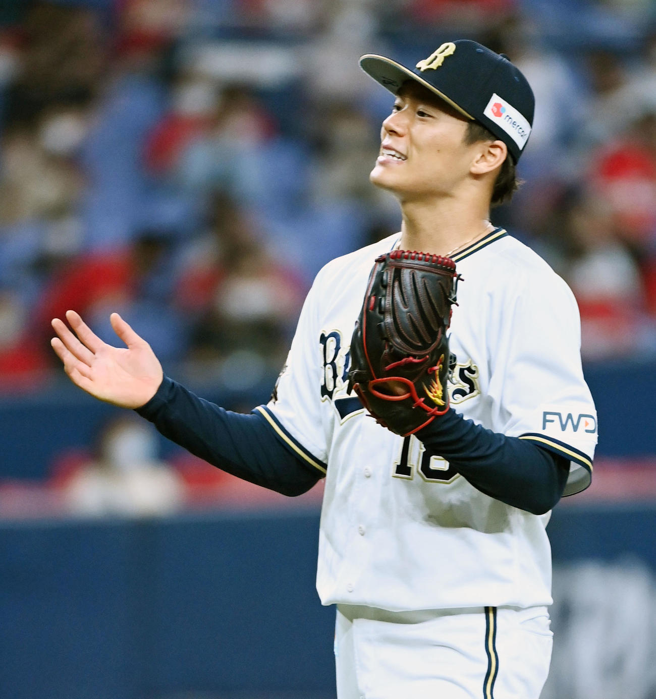 オリックス対広島　3回、笑顔でベンチに戻るオリックス先発の山本（撮影・前岡正明）