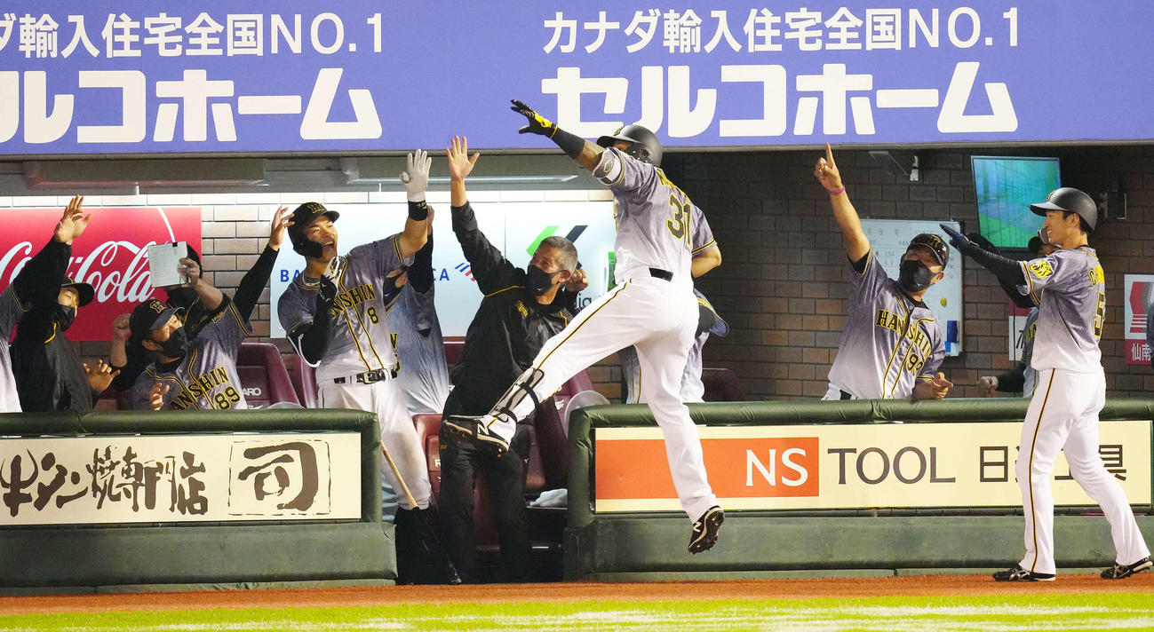 楽天対阪神　6回表阪神1死三塁、逆転2点本塁打を放ち佐藤輝（左から3人目）らとラパンパラポーズのマルテ（撮影・江口和貴）