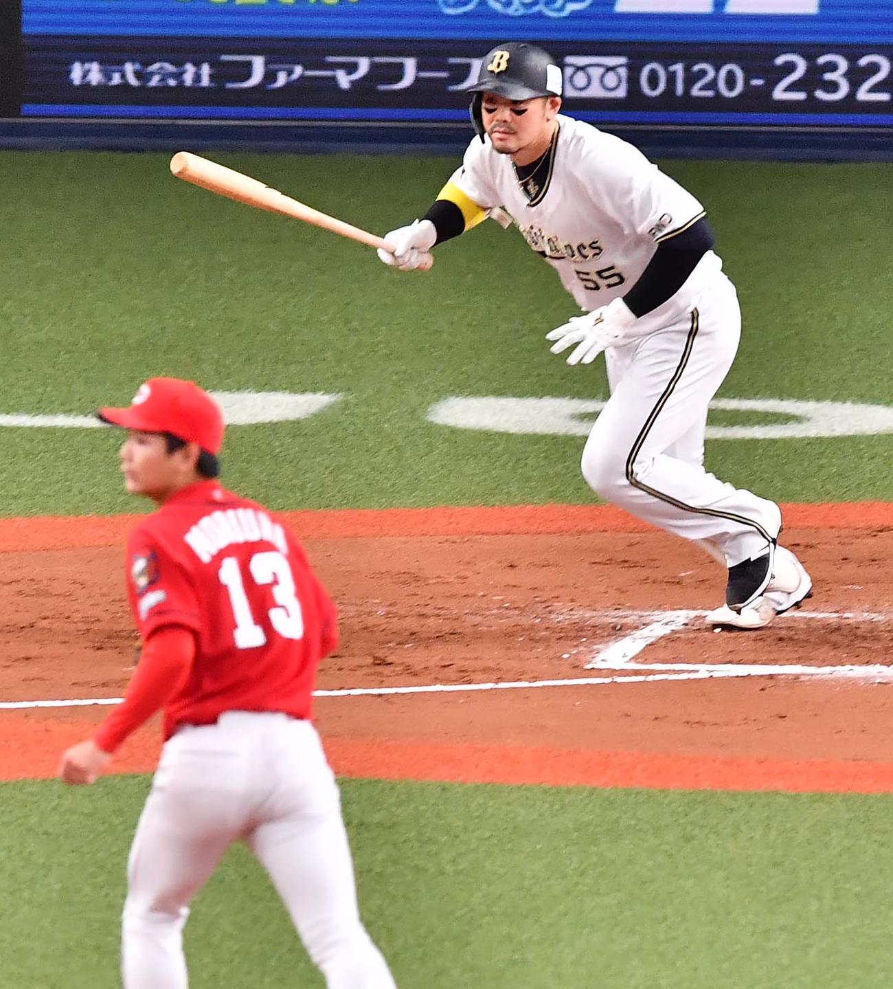 オリックス対広島　7回裏オリックス無死一塁、右前安打を放つT－岡田（撮影・上田博志）