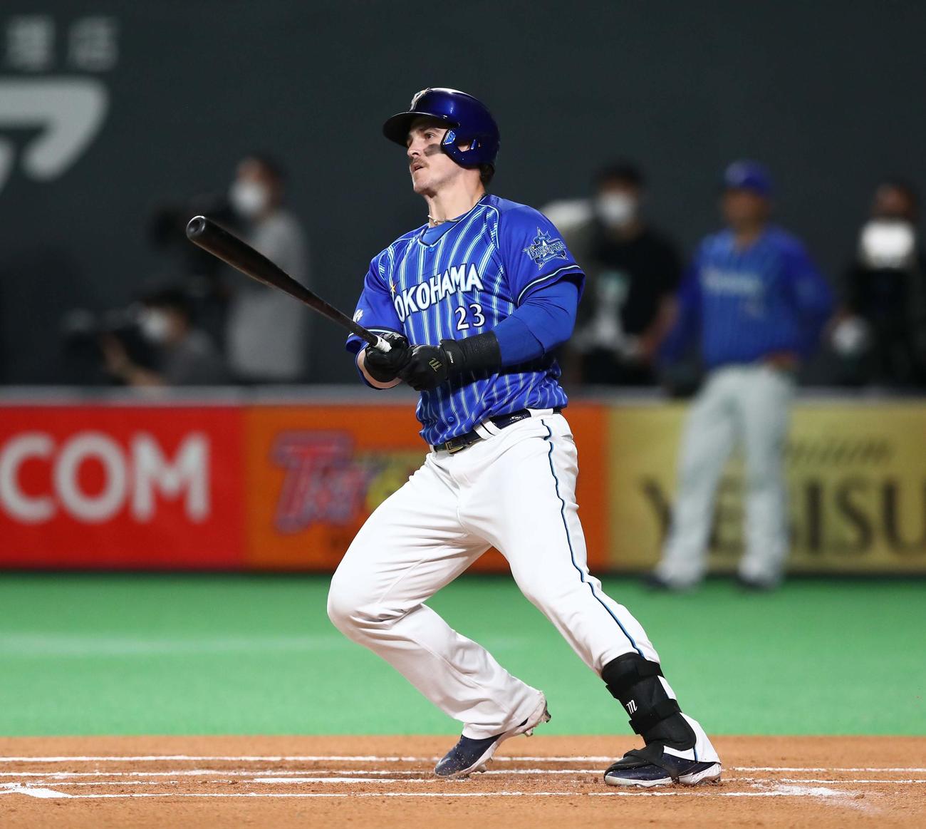 日本ハム対DeNA 1回表DeNA2死三塁、左越え2点本塁打を放つオースティン（撮影・黒川智章）