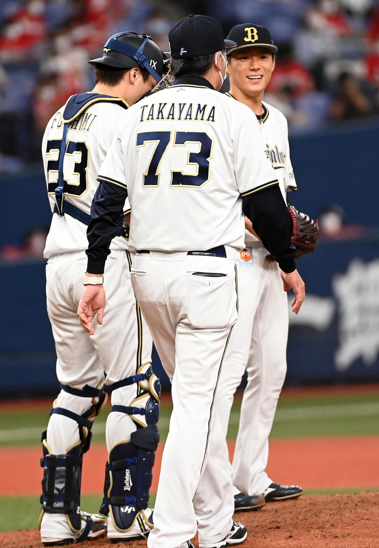 オリックス対広島　8回表広島無死、鈴木誠に中前打を打たれた山本（右）はマウンドで笑顔を見せる（撮影・前岡正明）