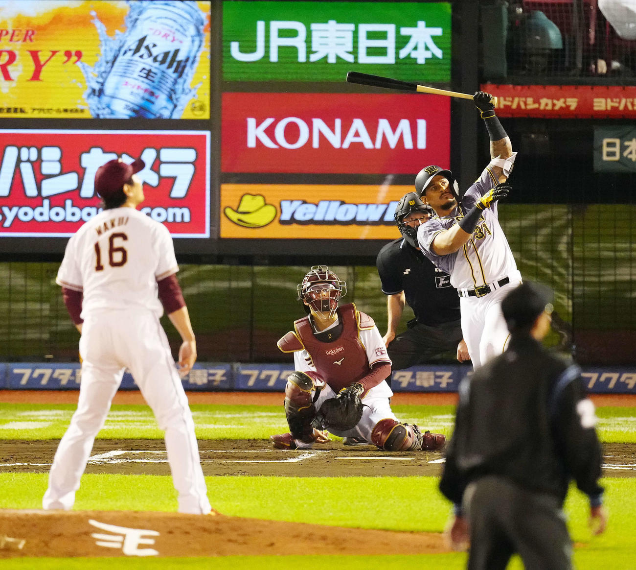 楽天対阪神　6回表阪神1死三塁、左越え逆転2点本塁打を放つマルテ。投手涌井（撮影・江口和貴）