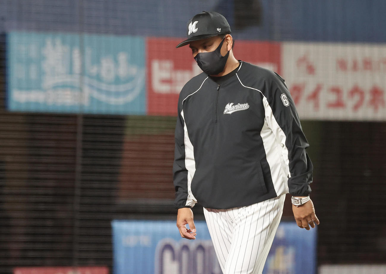 ロッテ対巨人　8回裏の攻撃も無得点に終わり投手交代を告げたロッテ井口監督はさえない表情を見せる（撮影・垰建太）