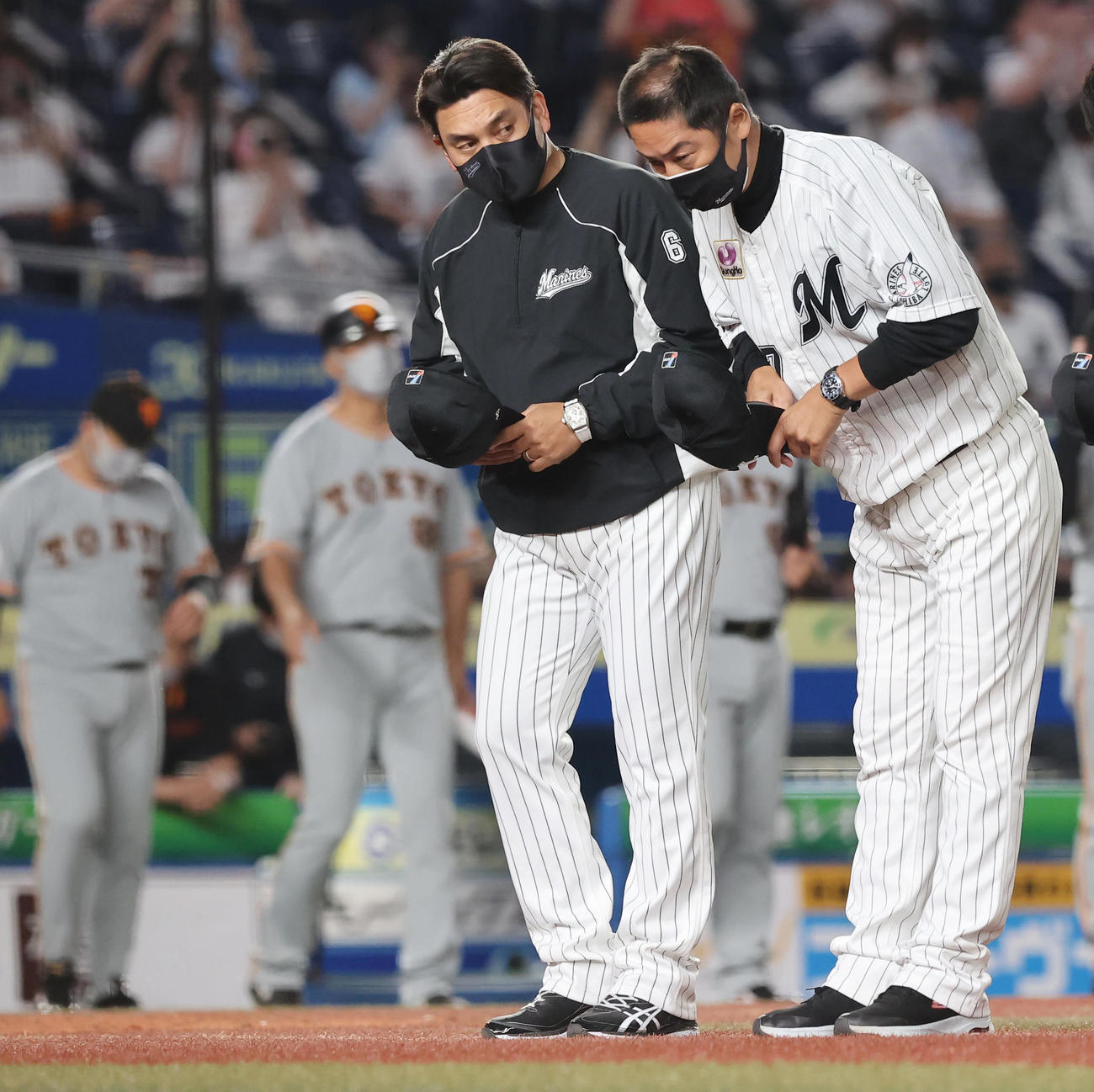 ロッテ対巨人　巨人に敗れファンにあいさつするロッテ井口監督（左）と今岡ヘッドコーチ（撮影・垰建太）