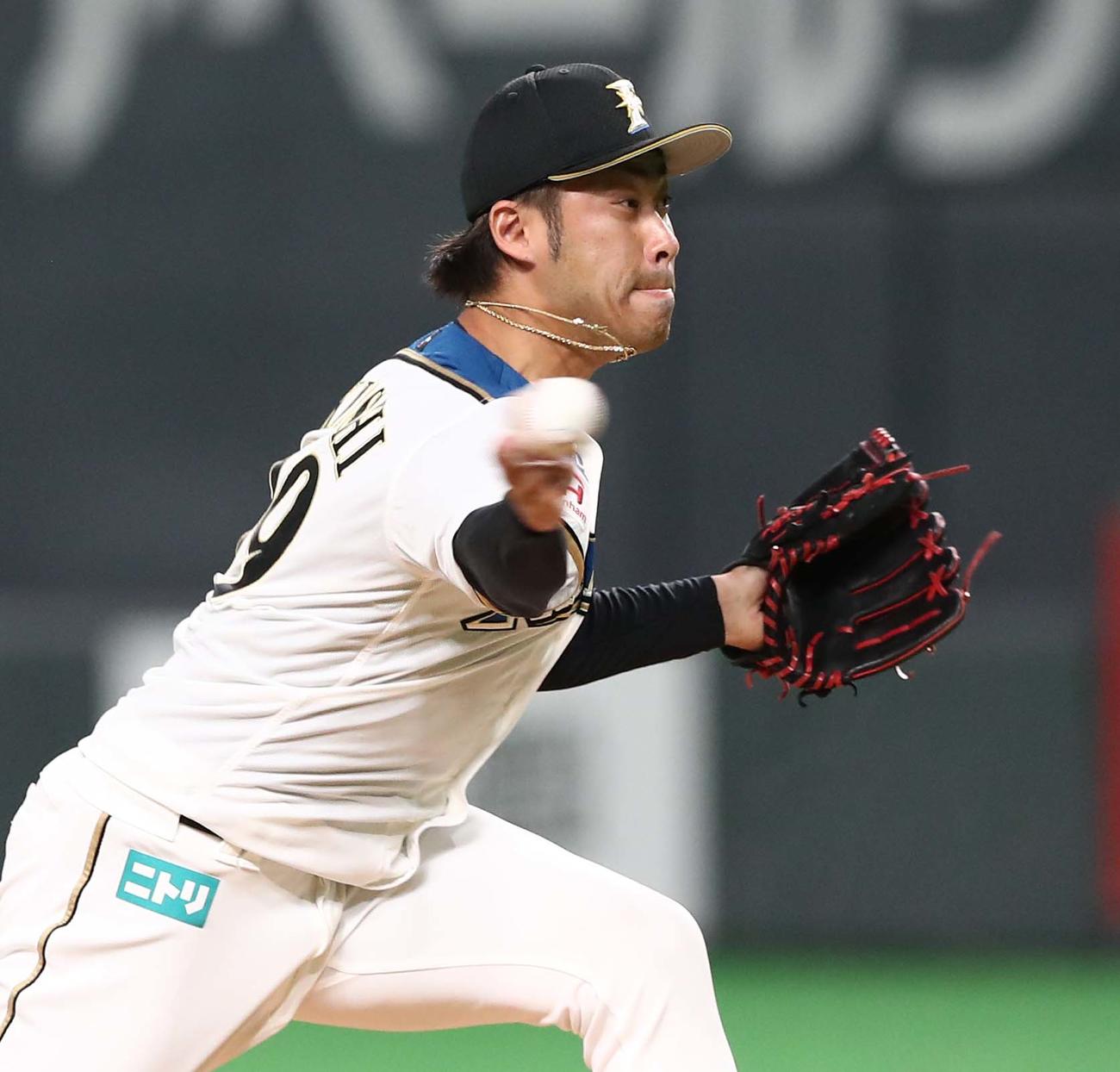 日本ハム対DeNA 7回に登板の秋吉（撮影・黒川智章）