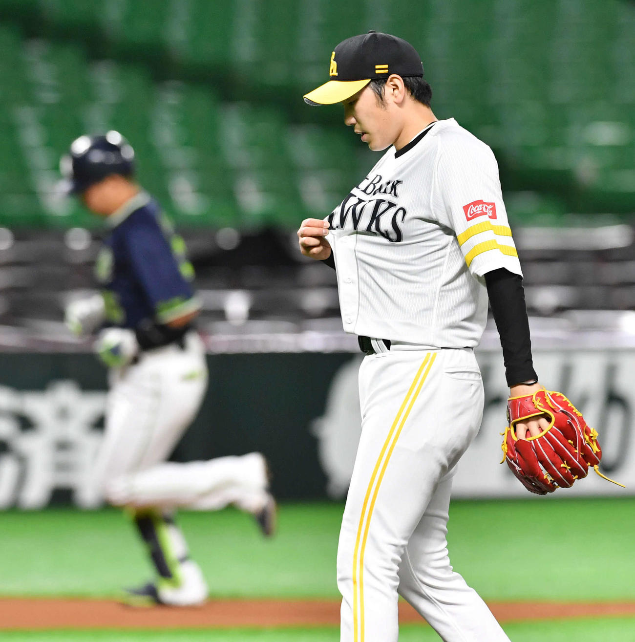 ソフトバンク対ヤクルト　2回表ヤクルト無死、石川は村上（左）に右越え先制本塁打を浴びる（撮影・岩下翔太）