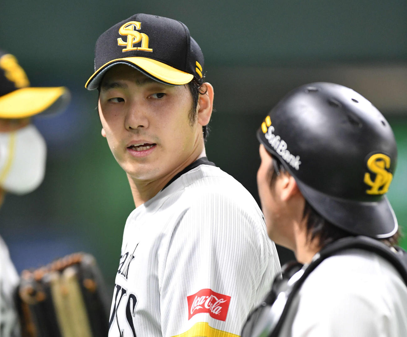 ソフトバンク対ヤクルト　2回表ヤクルトの攻撃を終え、村上に先制本塁打を打たれた石川（左）は甲斐と話しながらベンチへ戻る（撮影・岩下翔太）