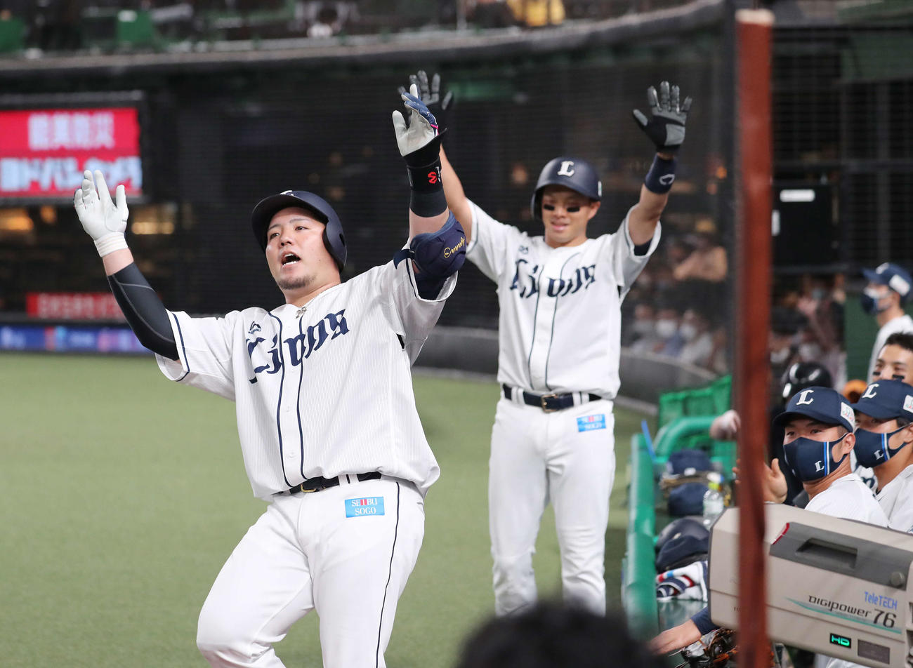 西武対中日　5回裏西武無死一塁、山川（左）は左越え本塁打を放ちベンチ前でポーズを決める（撮影・鈴木正人）