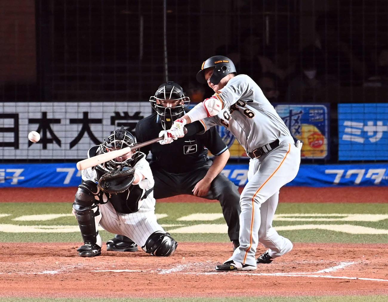 ロッテ対巨人　8回表巨人1死、右前に安打を放つ坂本（撮影・たえ見朱実）