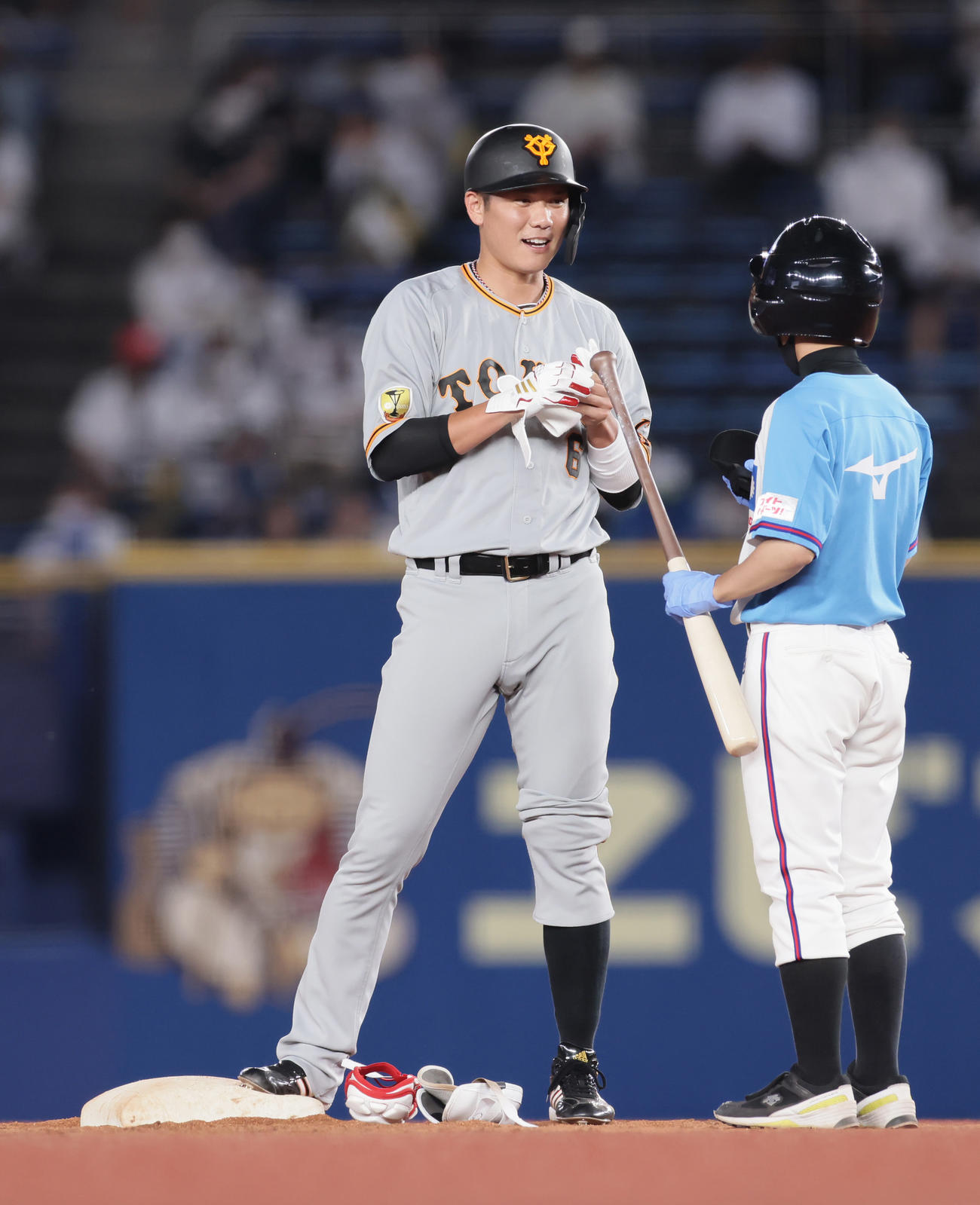 ロッテ対巨人　8回表巨人1死、右前打を放ち、相手ファンブルの間に二塁へ進塁し笑顔を見せる坂本（撮影・足立雅史）