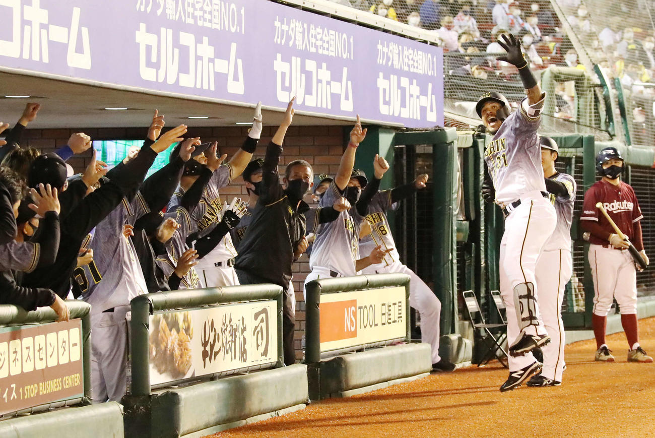 楽天対阪神　6回表阪神1死三塁、マルテは左越え逆転2点本塁打を放ちラパンパラ（撮影・加藤哉）