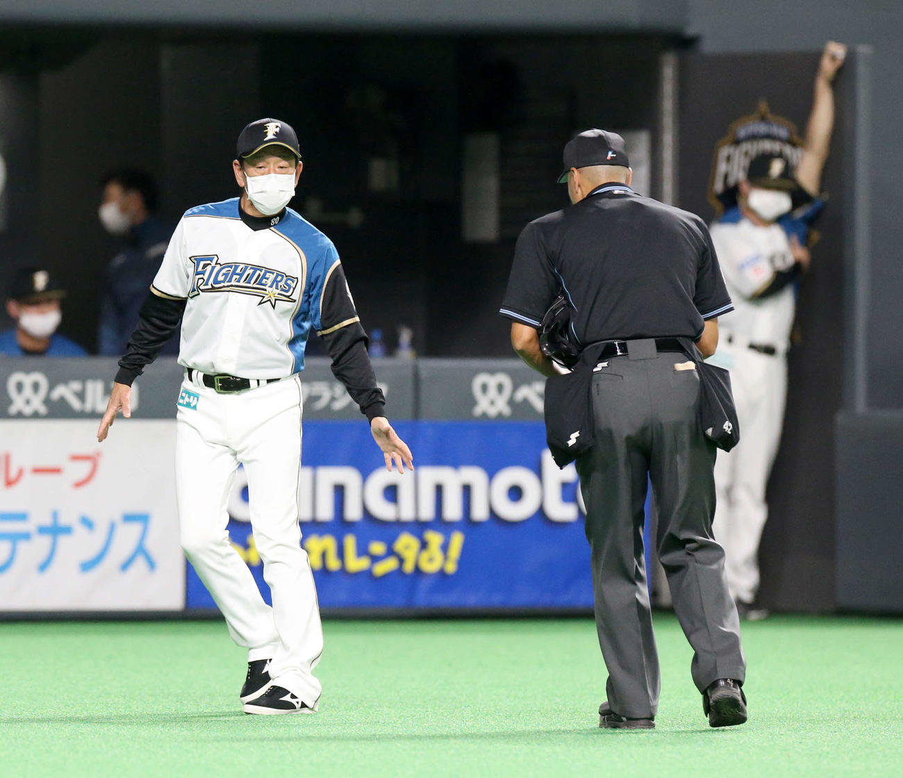日本ハム対DeNA　選手交代を告げる日本ハム栗山監督（撮影・佐藤翔太）