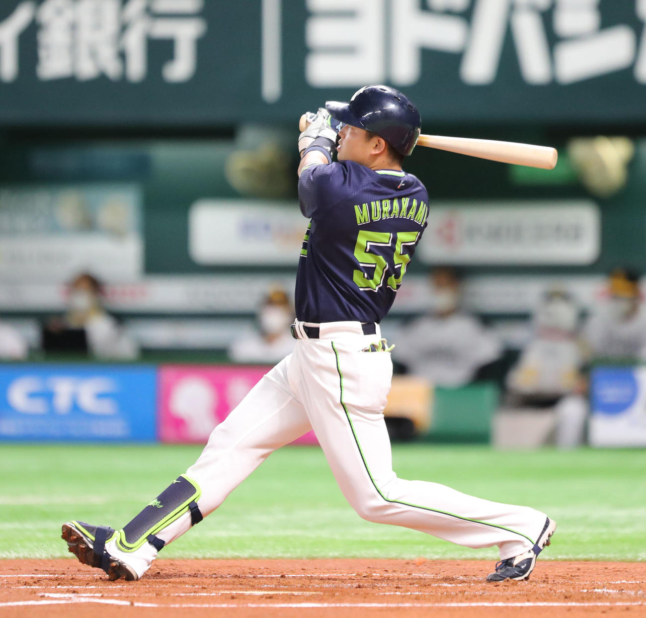 2回表ヤクルト無死、村上宗隆は右越えに先制本塁打を放つ（撮影・梅根麻紀）