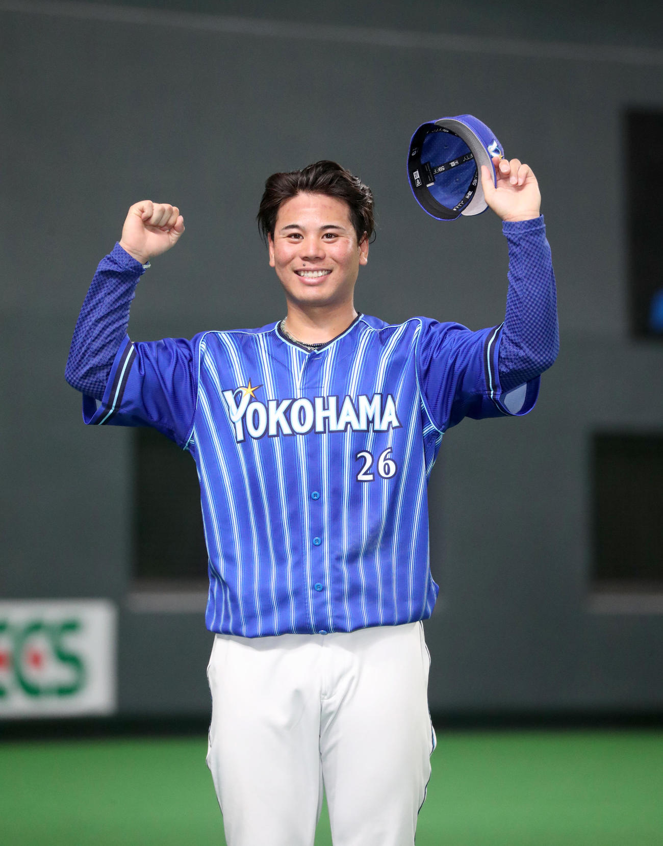日本ハム対DeNA　試合終了後、笑顔で記念撮影に応じるDeNA浜口（撮影・佐藤翔太）