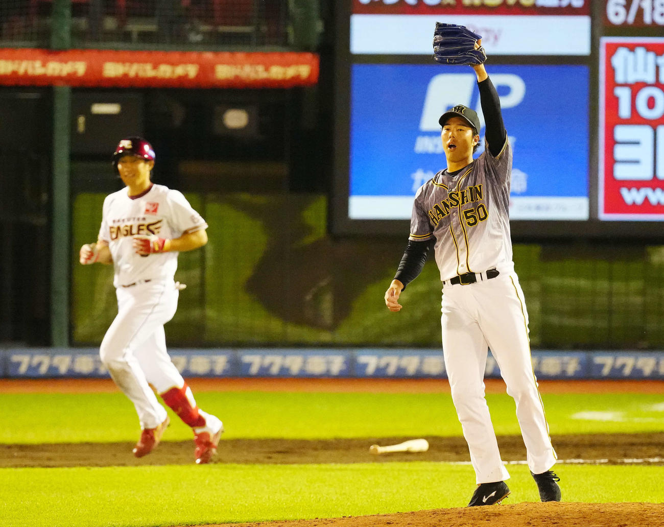 楽天対阪神　7回裏楽天2死二塁、小深田（左）を投直に仕留めた青柳（撮影・江口和貴）