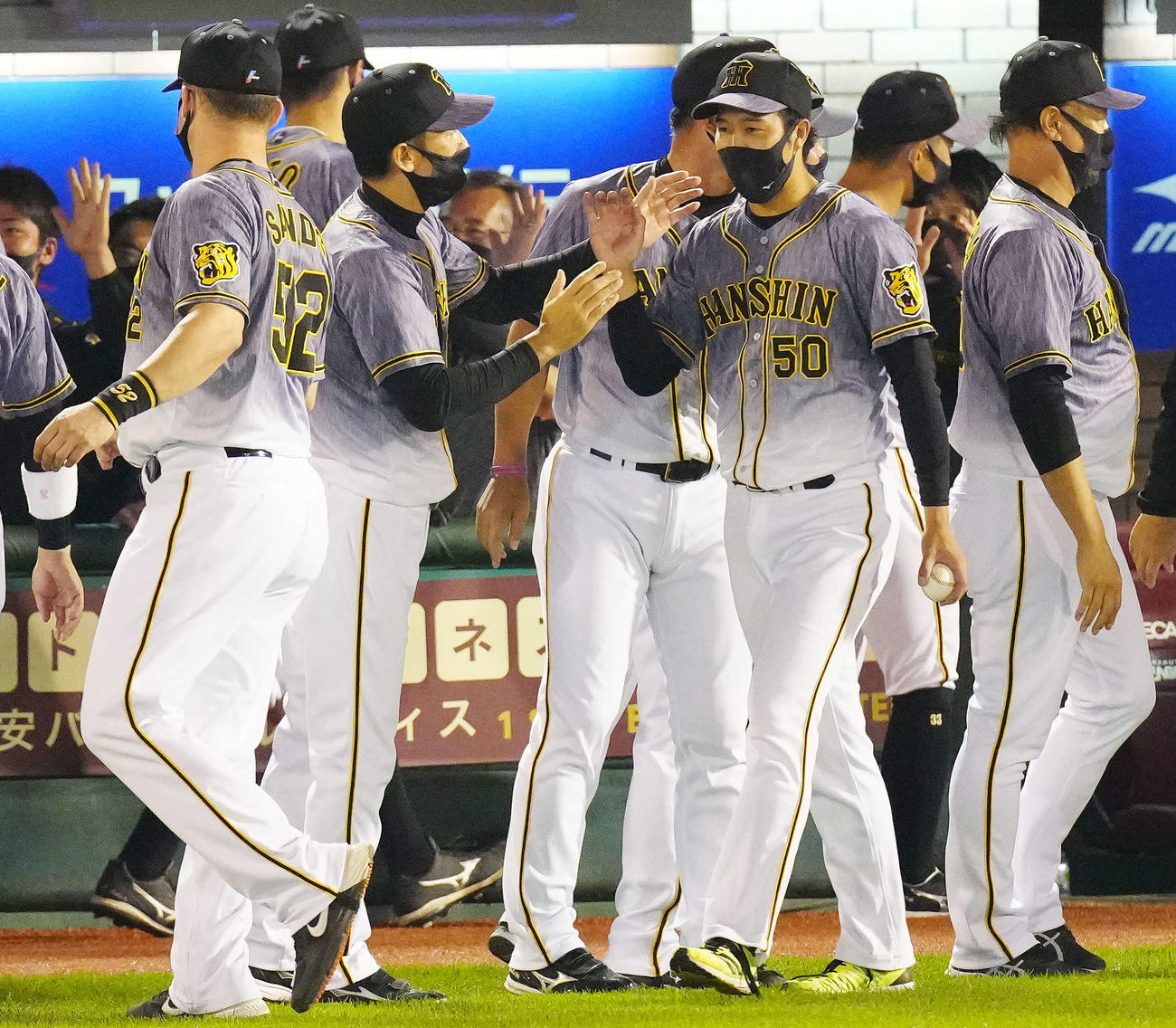 楽天対阪神　楽天に勝利し阪神矢野監督（中央左）とタッチをかわす青柳（撮影・江口和貴）