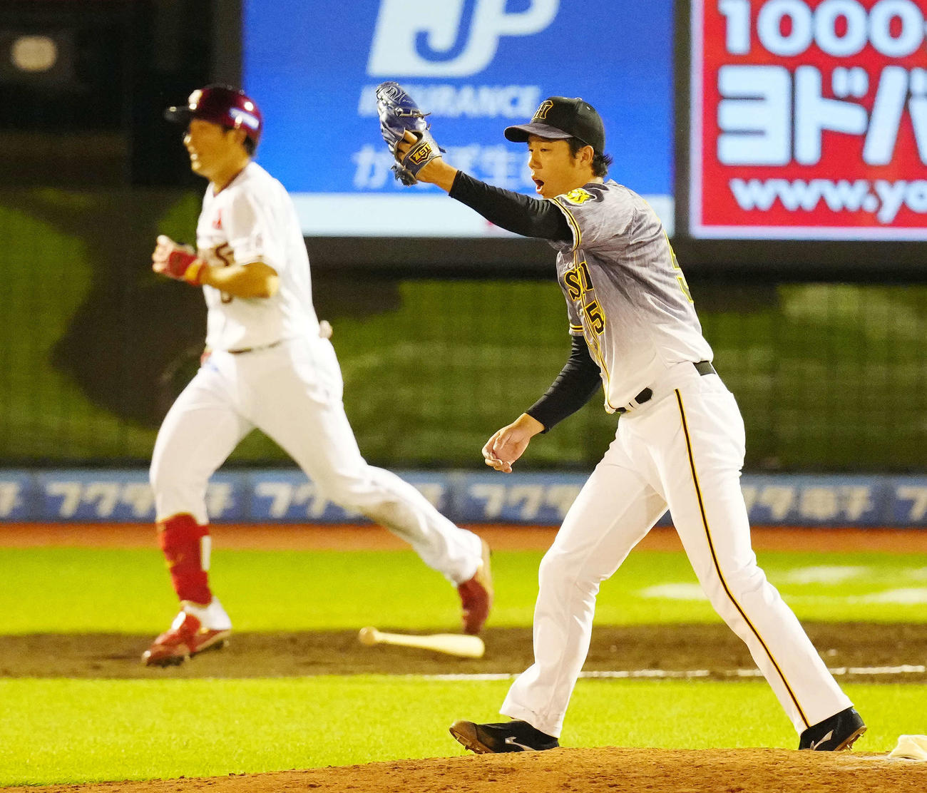 楽天対阪神　7回裏楽天2死二塁、小深田（左）を投直に仕留めた青柳（撮影・江口和貴）