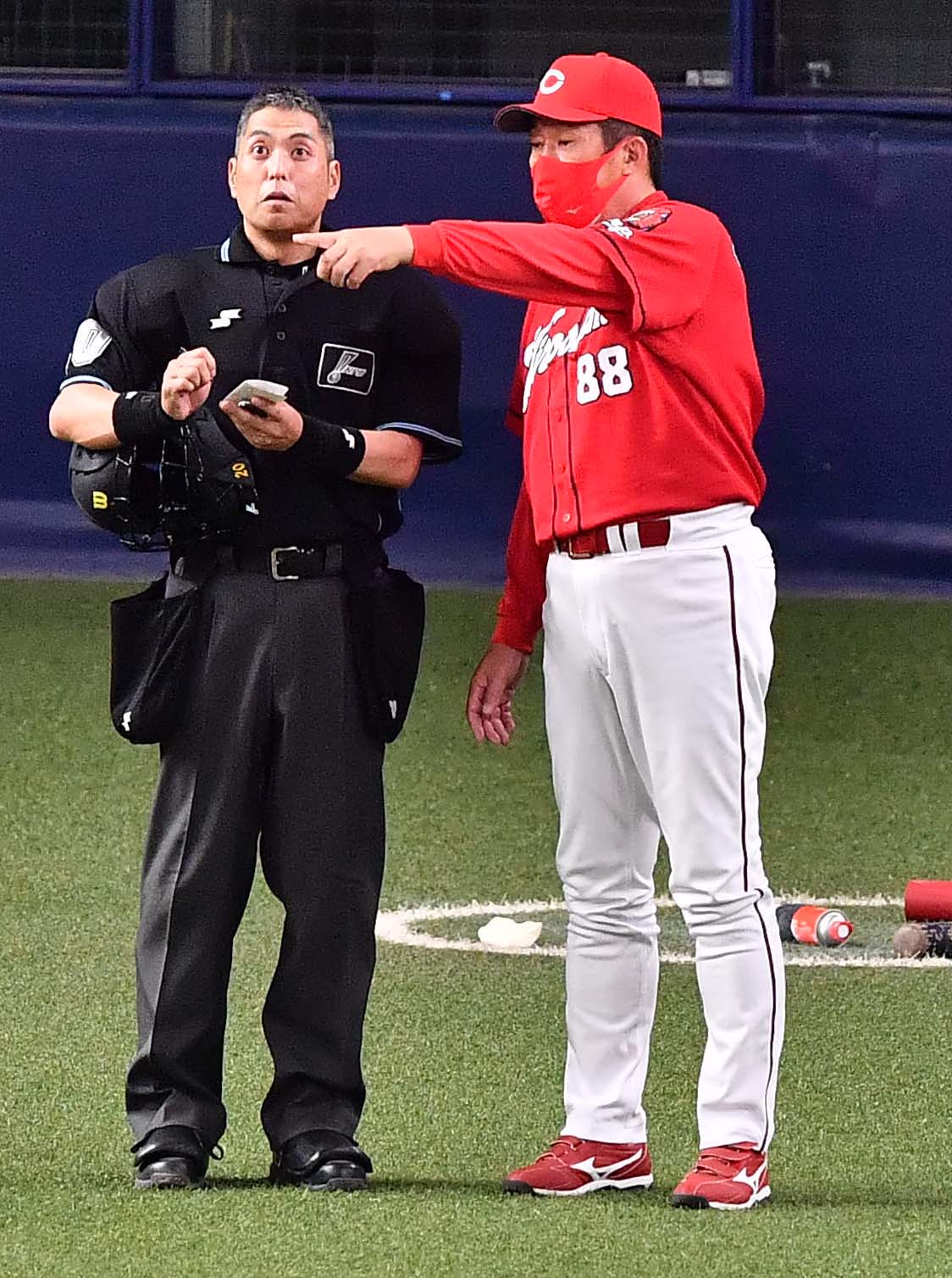 オリックス対広島　選手交代を告げる佐々岡監督（撮影・上田博志）