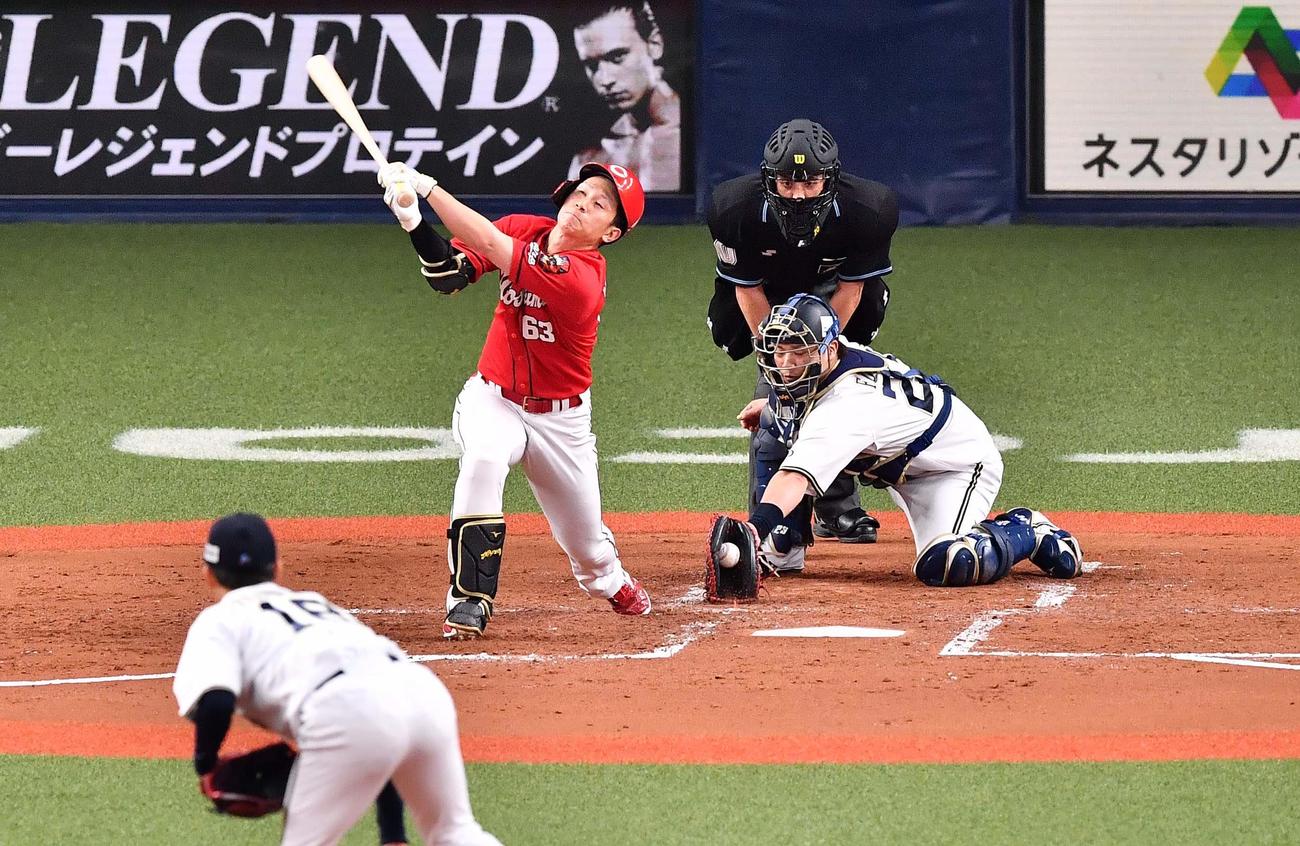 オリックス対広島　4回表広島1死、三振に倒れる西川（撮影・上田博志）