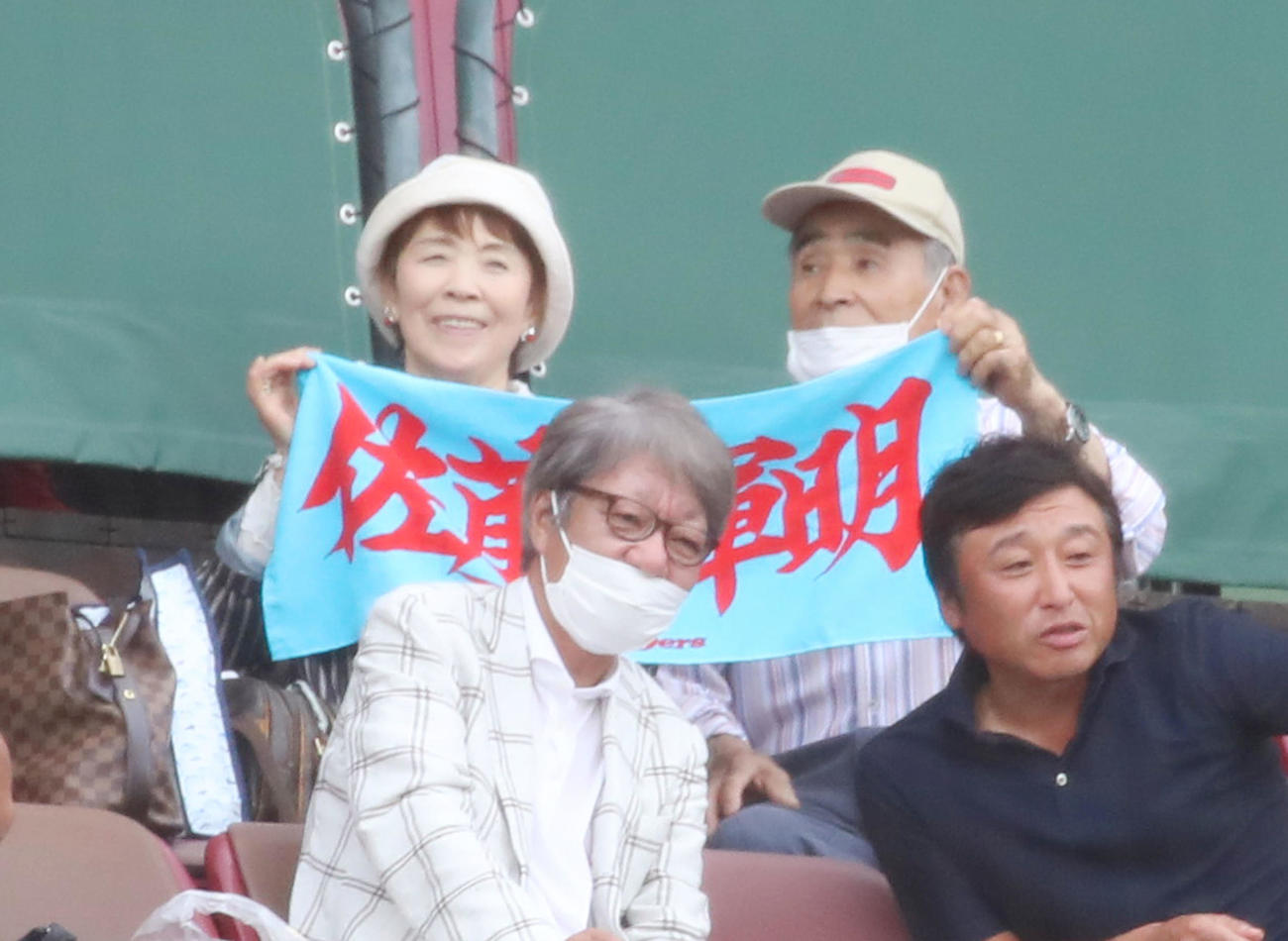 楽天対阪神　ネット裏から観戦する佐藤輝の祖父・勲さん（右）と祖母・美智恵さん（撮影・加藤哉）